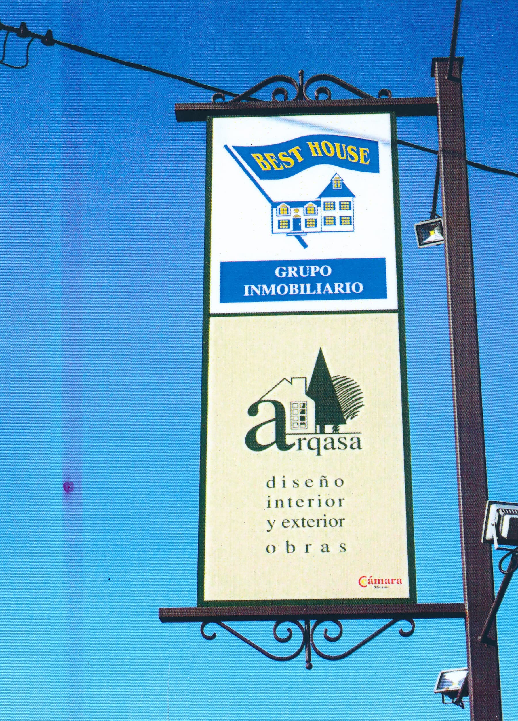 Cartel corporativo de Arqasa Grupo Inmobiliario, diseño interior y exterior