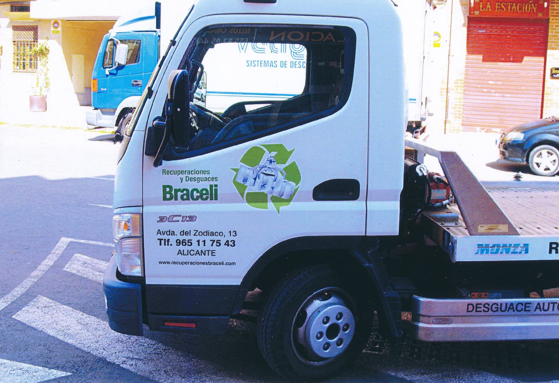 Camión grúa de Braceli rotulado con vinilo impreso a todo color