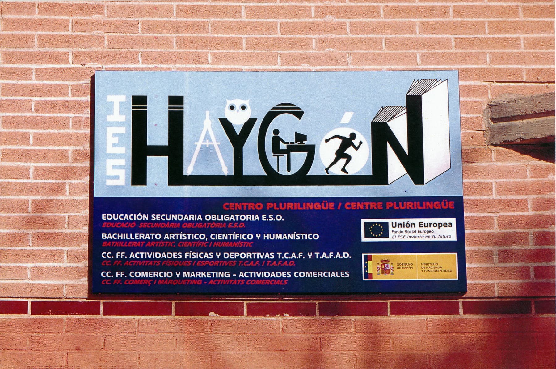Lona publicitaria impresa con la oferta formativa del centro Hygon
