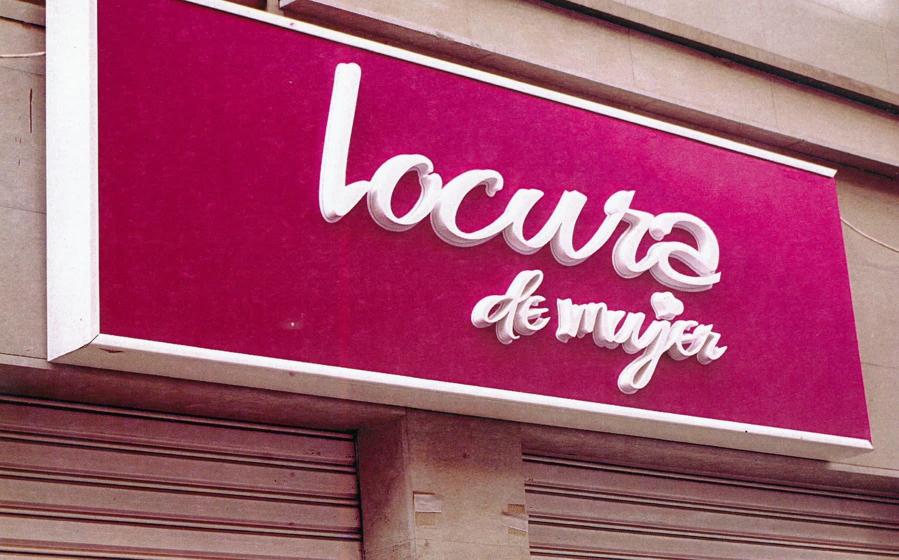 Letras corpóreas blancas de Locura de Mujer sobre fondo fucsia