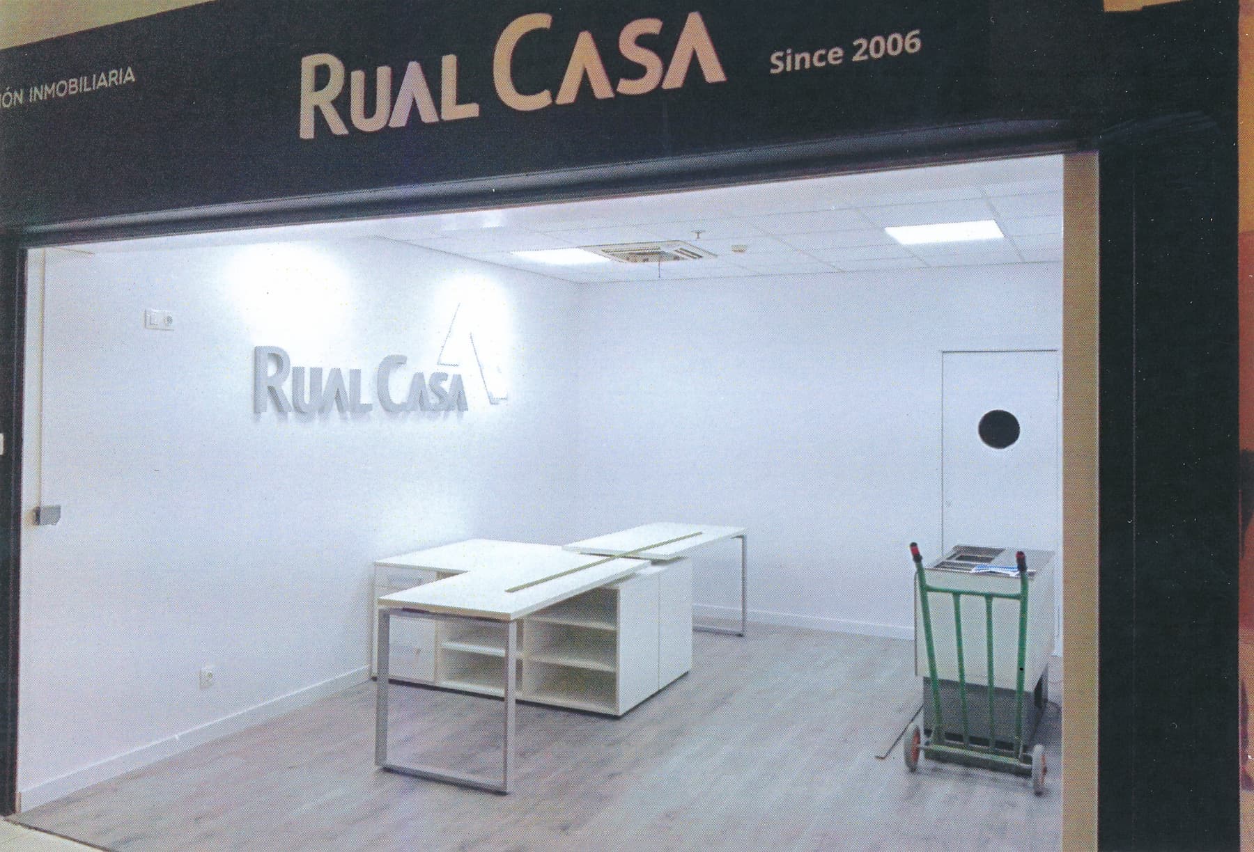 Escaparate de Rual Casa con vinilo de corte y letras corpóreas interiores