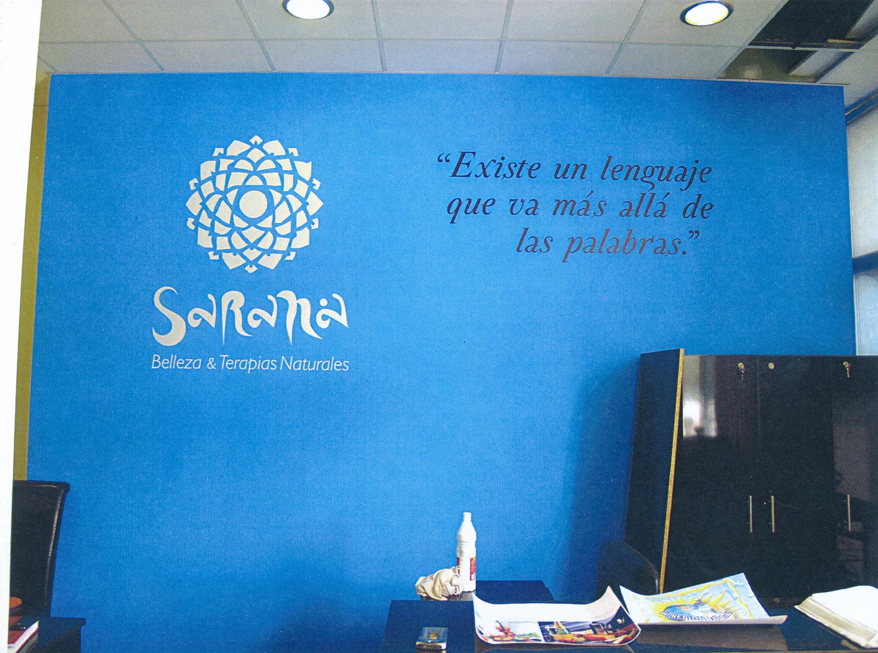 Vinilo mural con logotipo y lema corporativo en la recepción de Semana Balneario