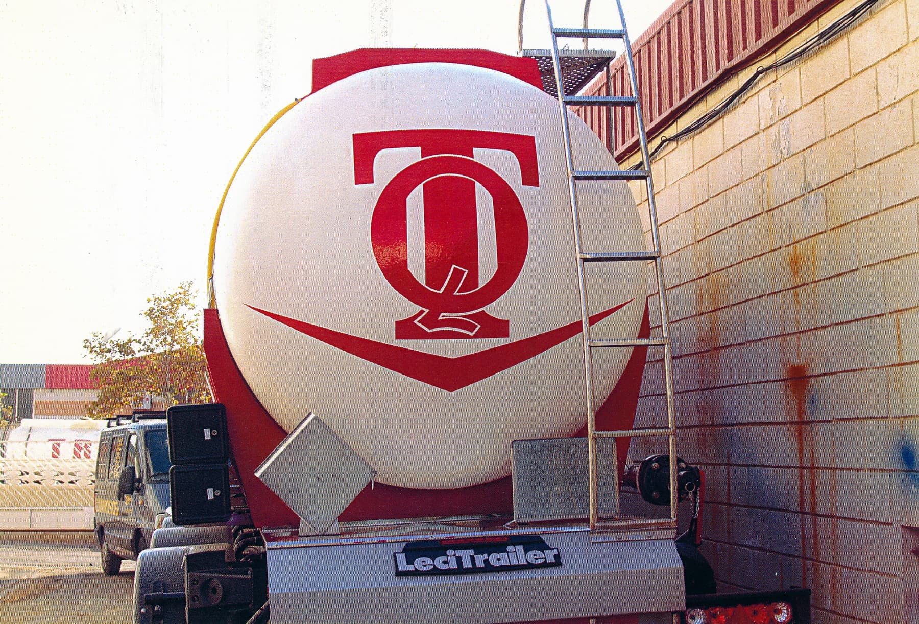 Globo publicitario gigante de Toty's montado sobre un remolque LED