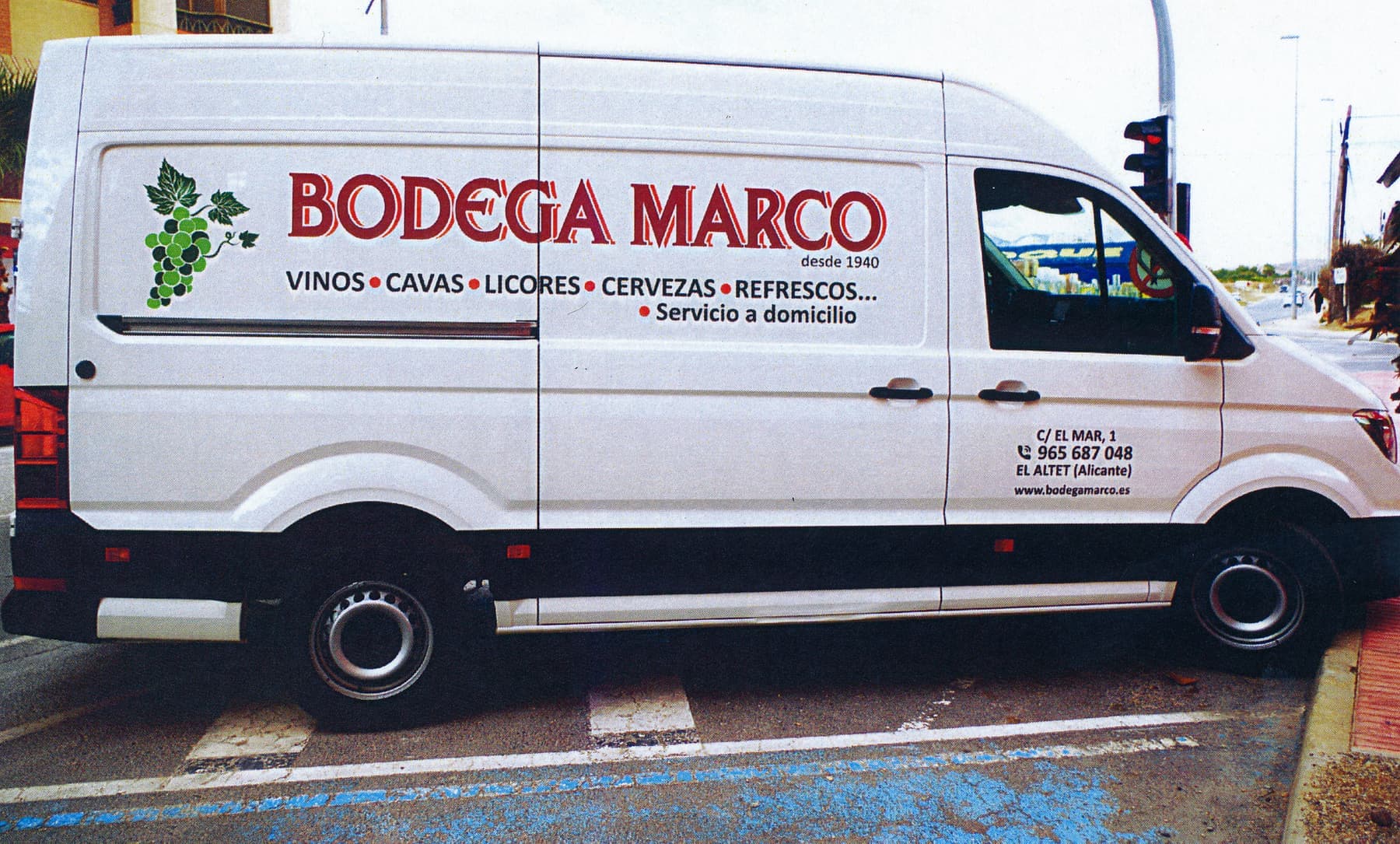 Furgón de Bodega Marco rotulado con vinilo de vinos y licores