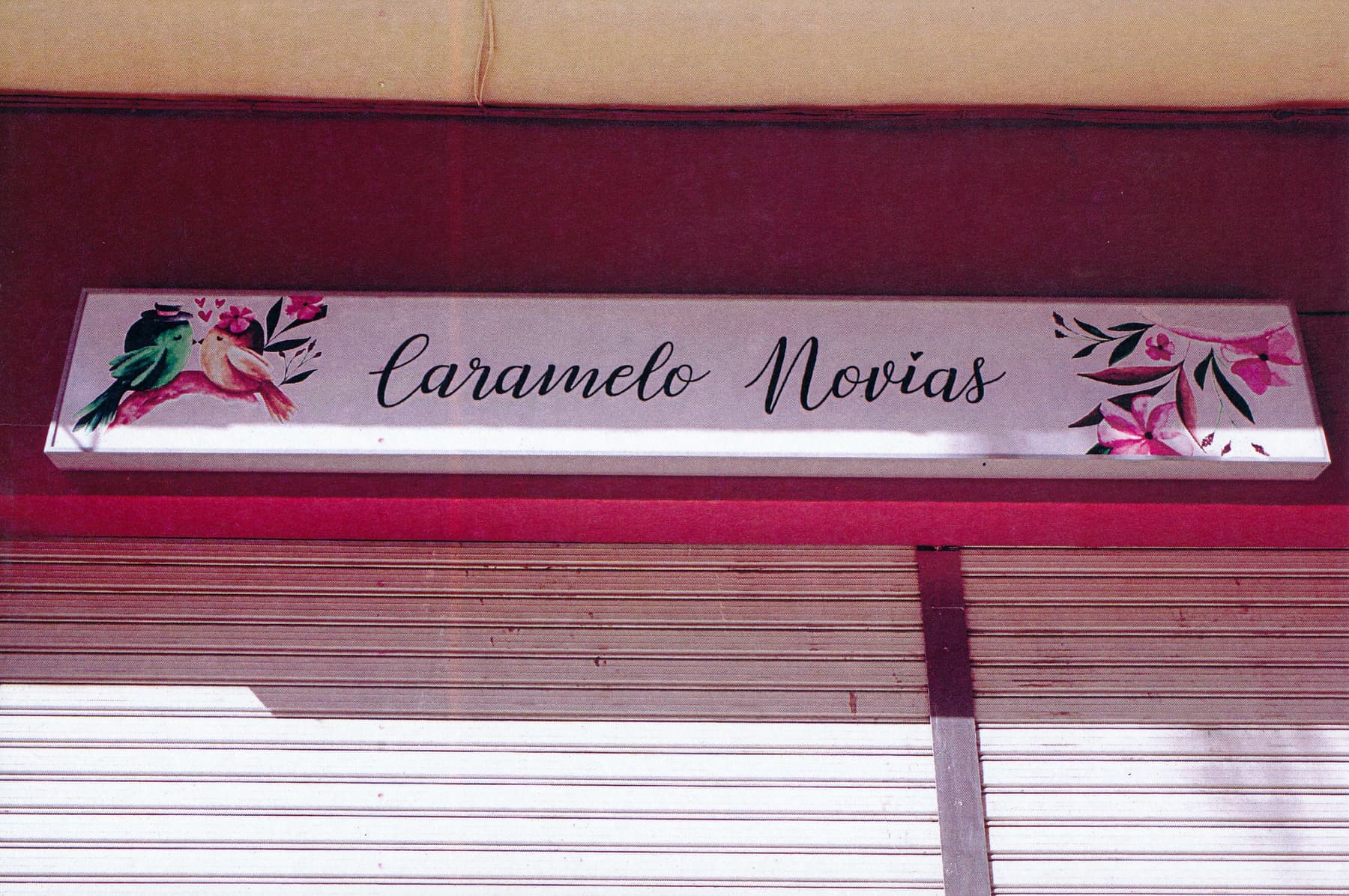 Rótulo luminoso de Caramelo Novias con caligrafía e ilustración floral