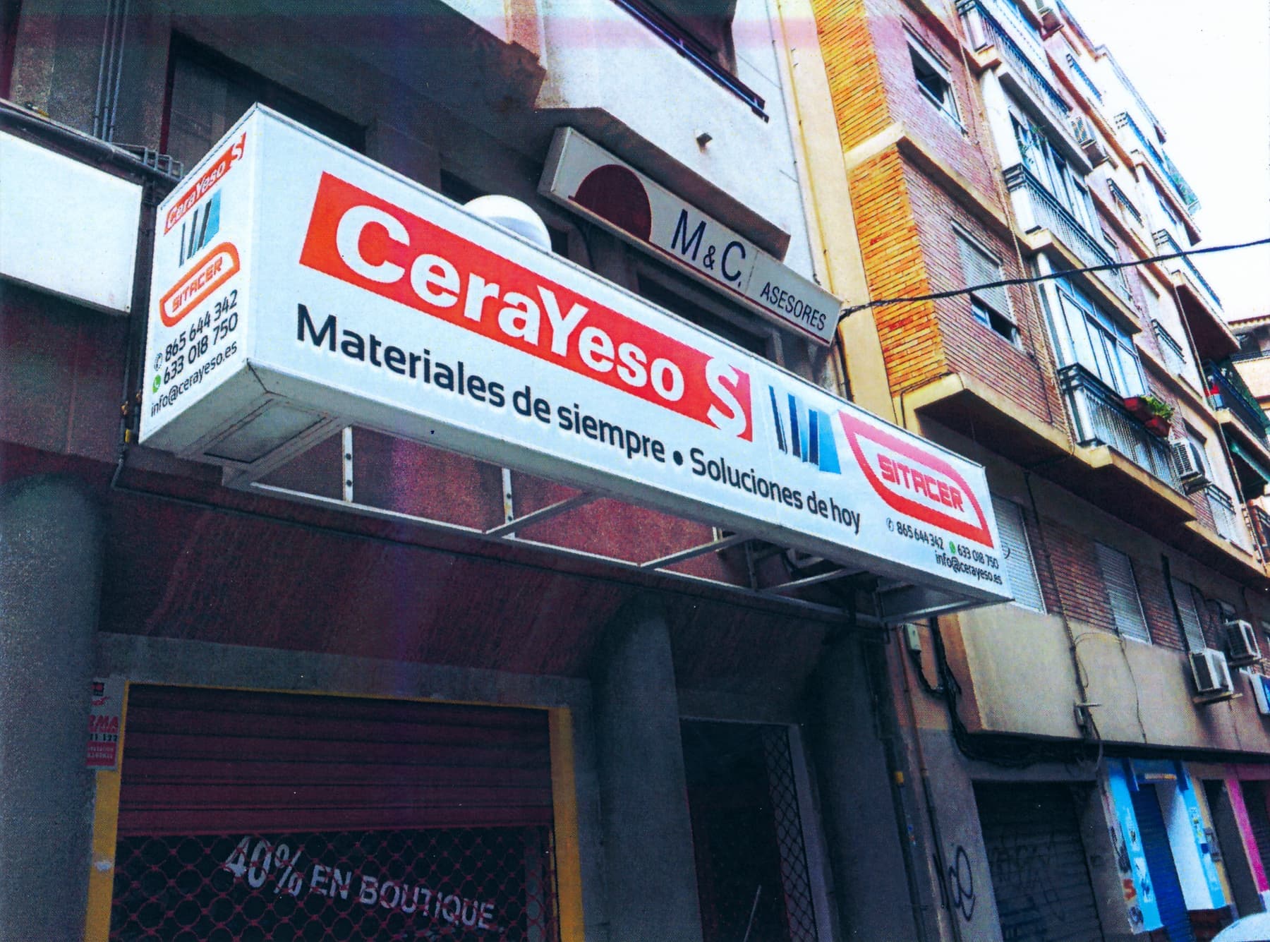 Rótulo de fachada de CeraYeso, materiales de construcción