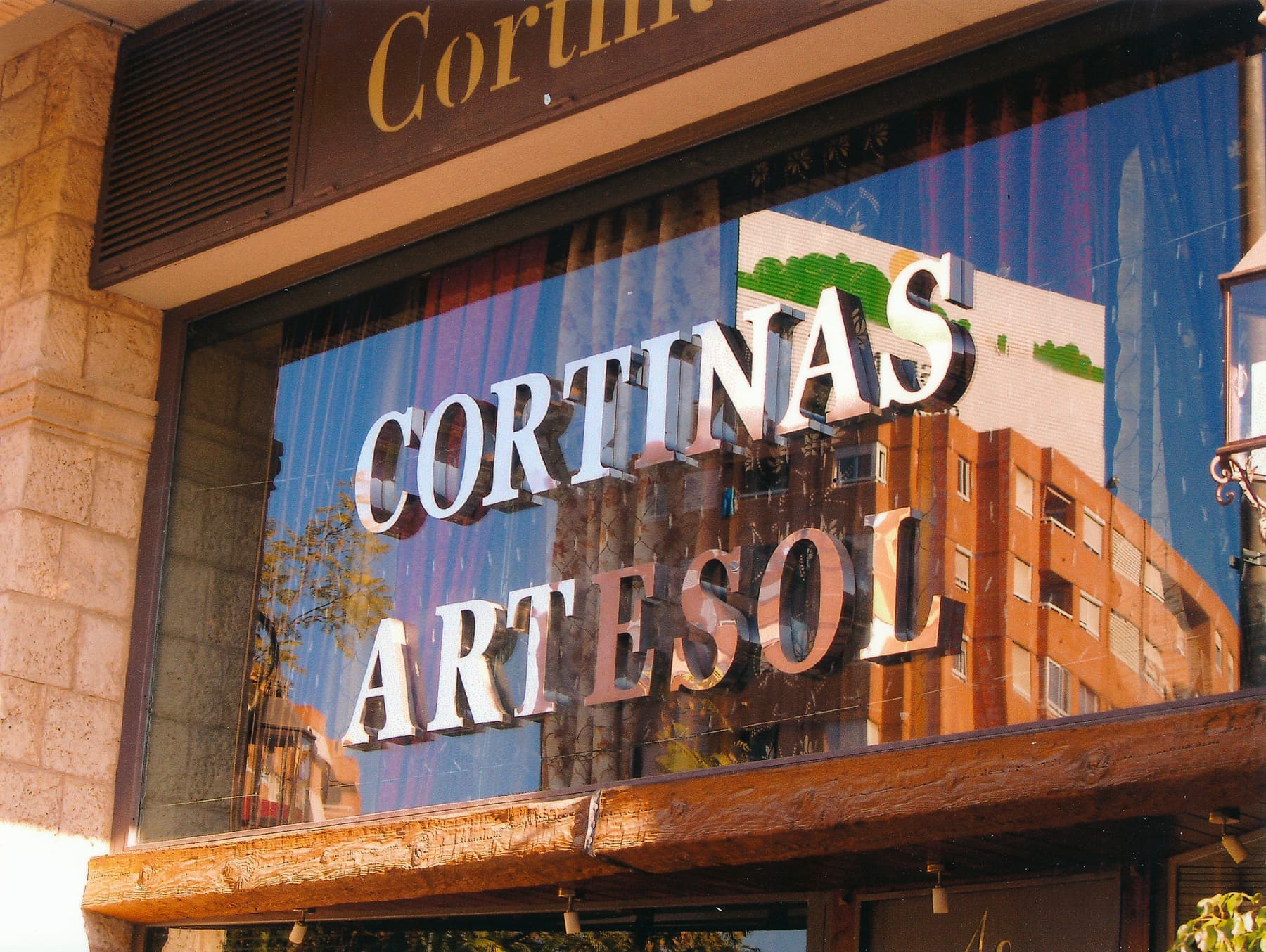 Letras corpóreas doradas de Cortinas Artesol sobre el escaparate