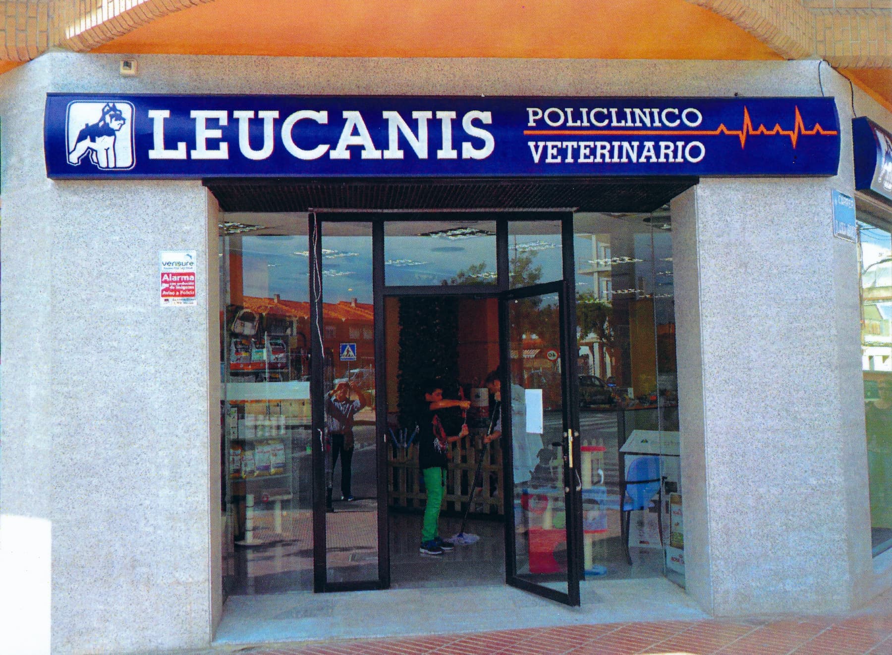 Fachada y escaparates rotulados del policlínico veterinario Leucanis