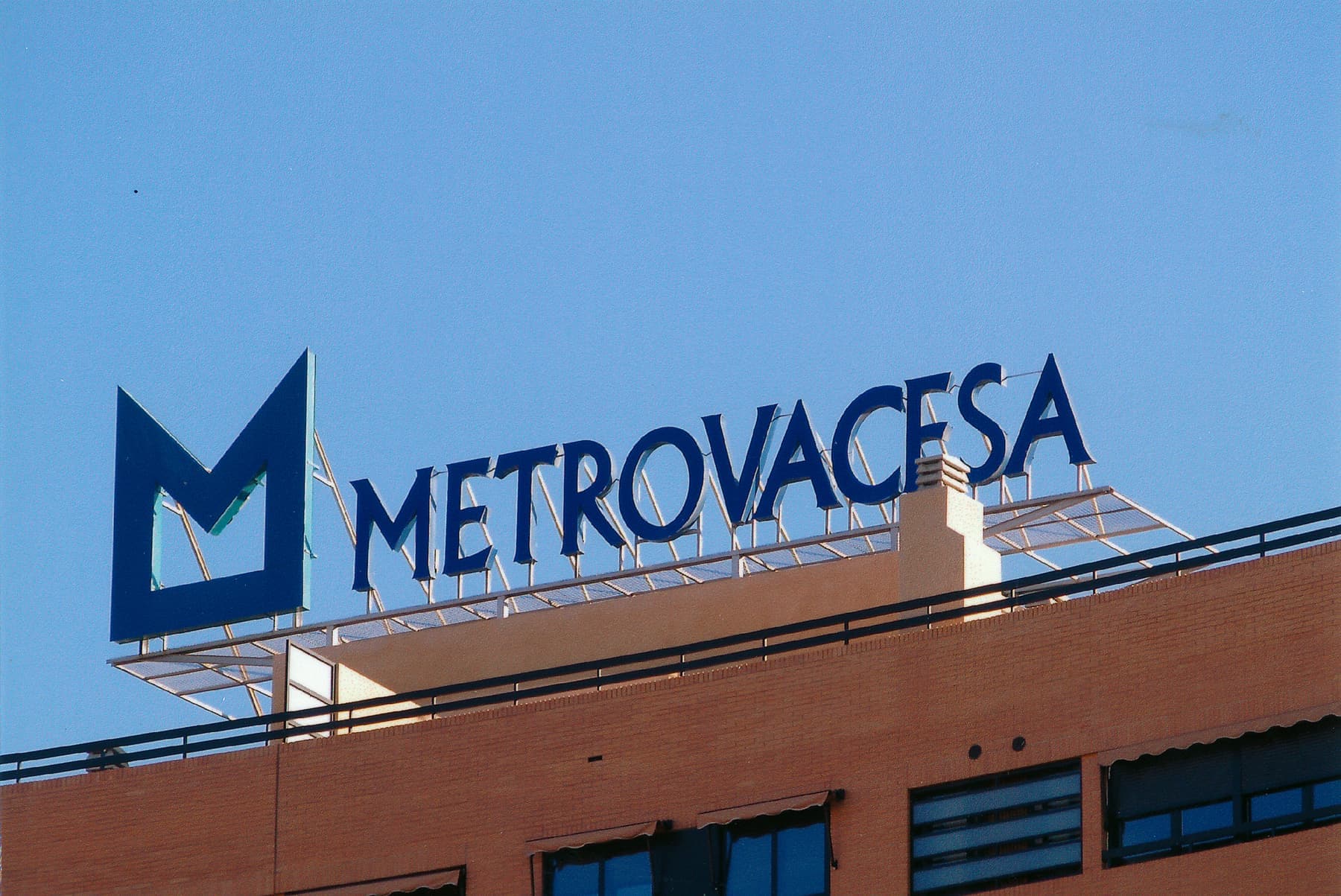 Letras corpóreas de Metrovacesa instaladas en la coronación del edificio
