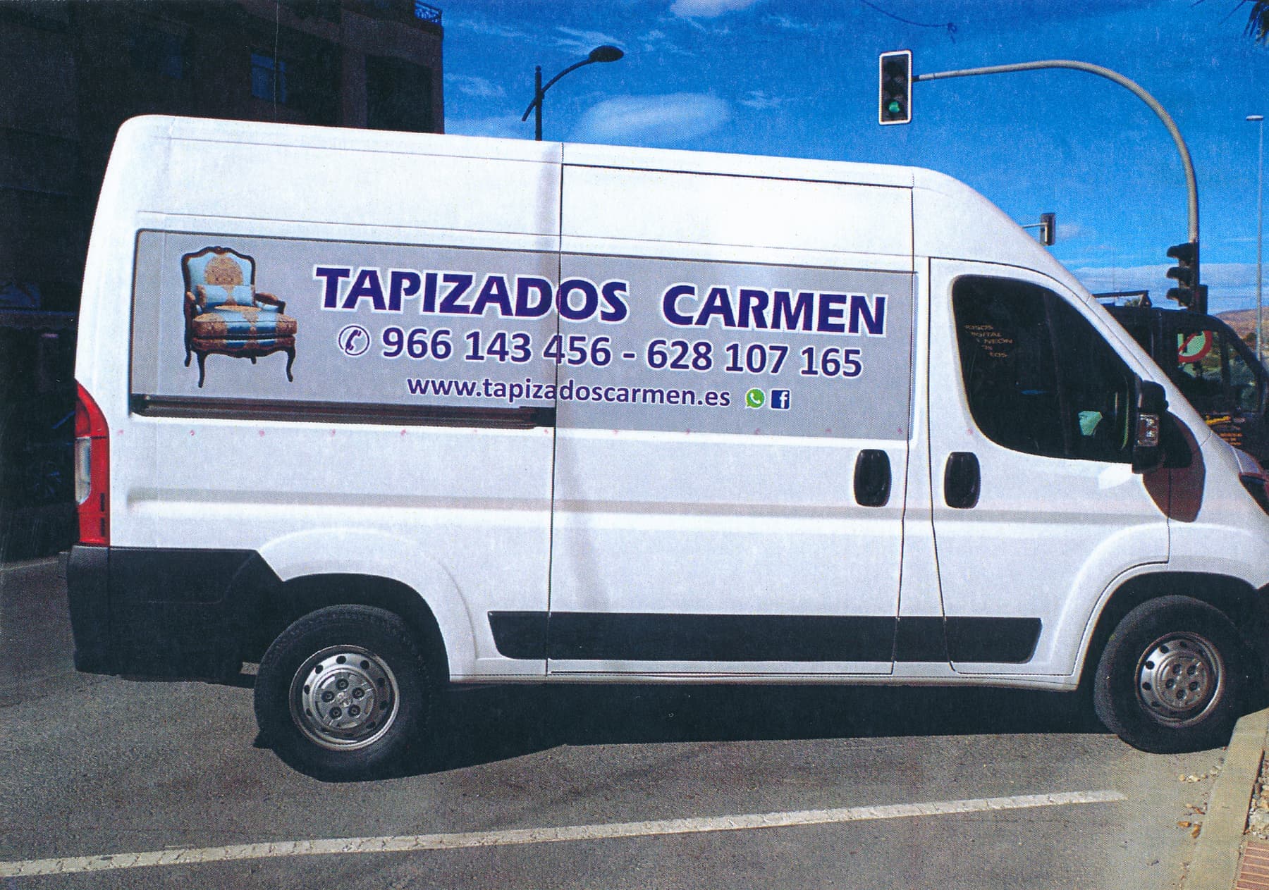 Furgoneta de Tapizados Carmen rotulada con vinilo corporativo azul