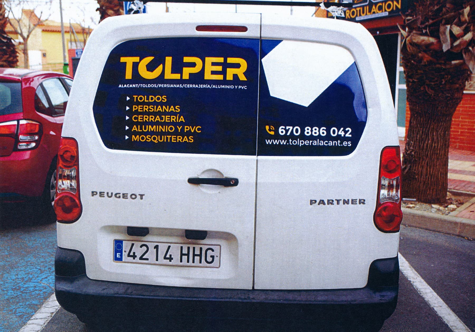 Furgoneta de Tolper rotulada con listado de servicios en vinilo