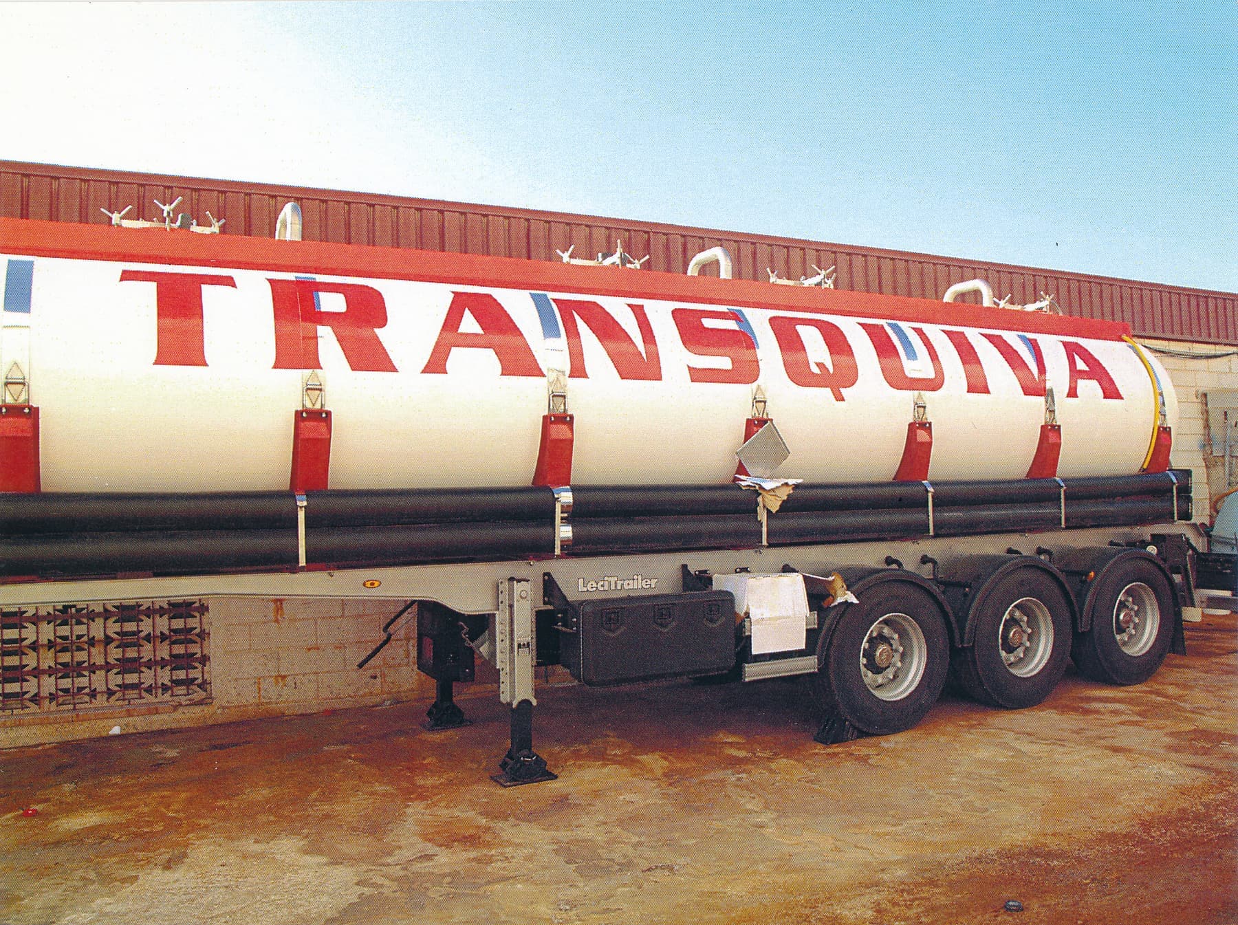 Cisterna de Transquina rotulada con letras corpóreas rojas de gran tamaño