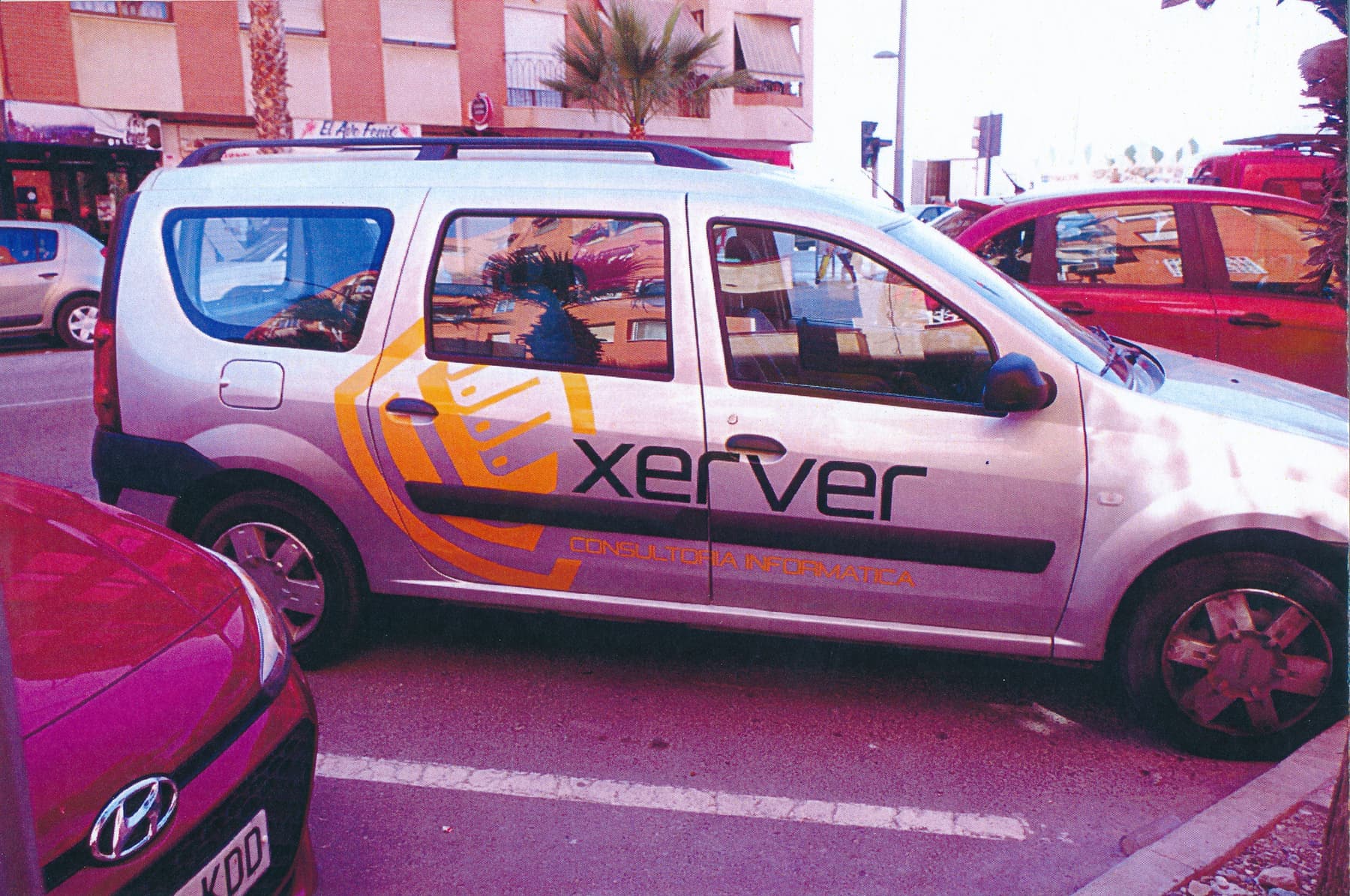 Vehículo de Xerver Consultoría Informática rotulado con vinilo degradado